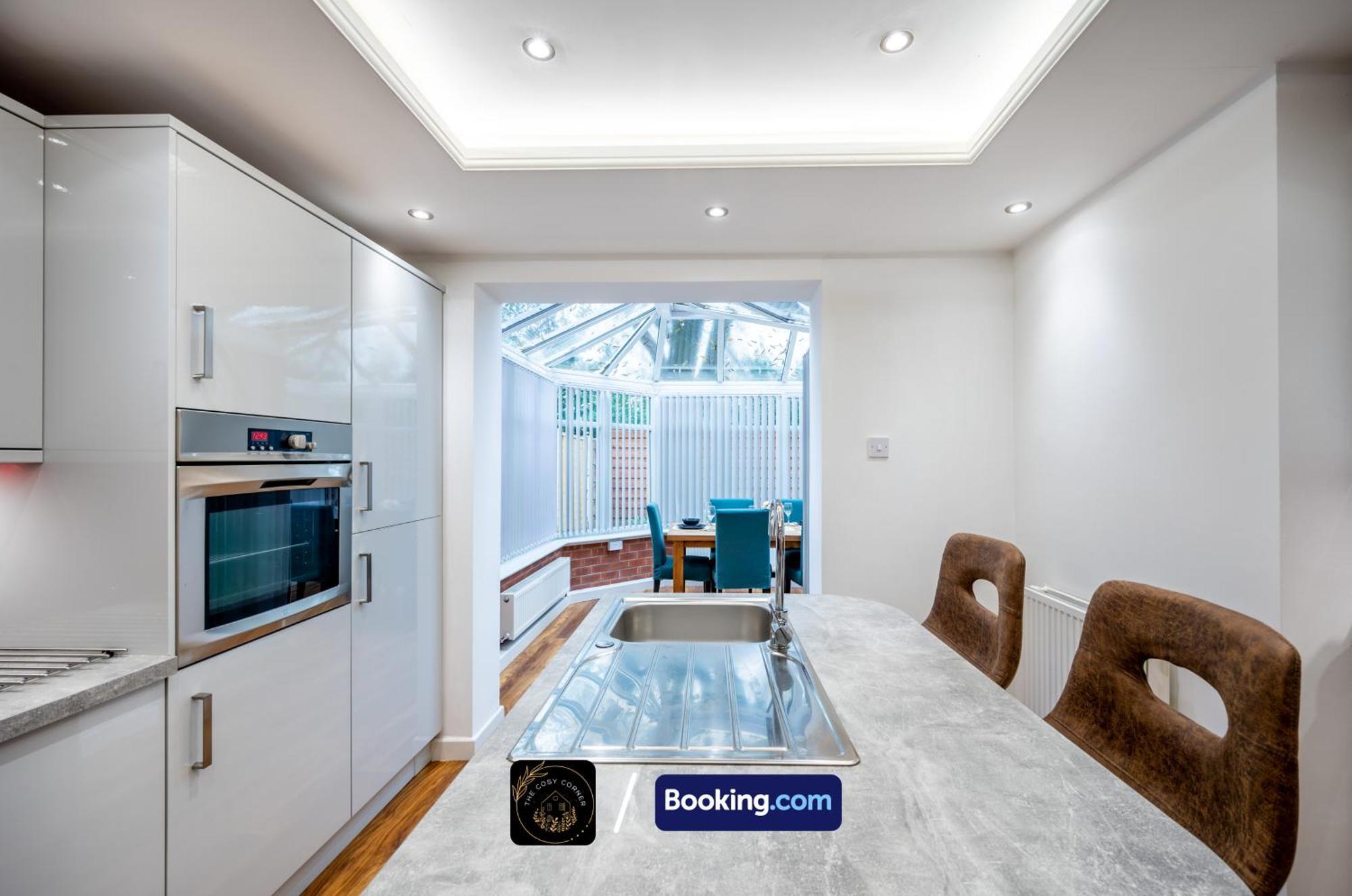 شقة Cosy 3-Bed House, Garden & Free Parking In Stretford مانشستر المظهر الخارجي الصورة