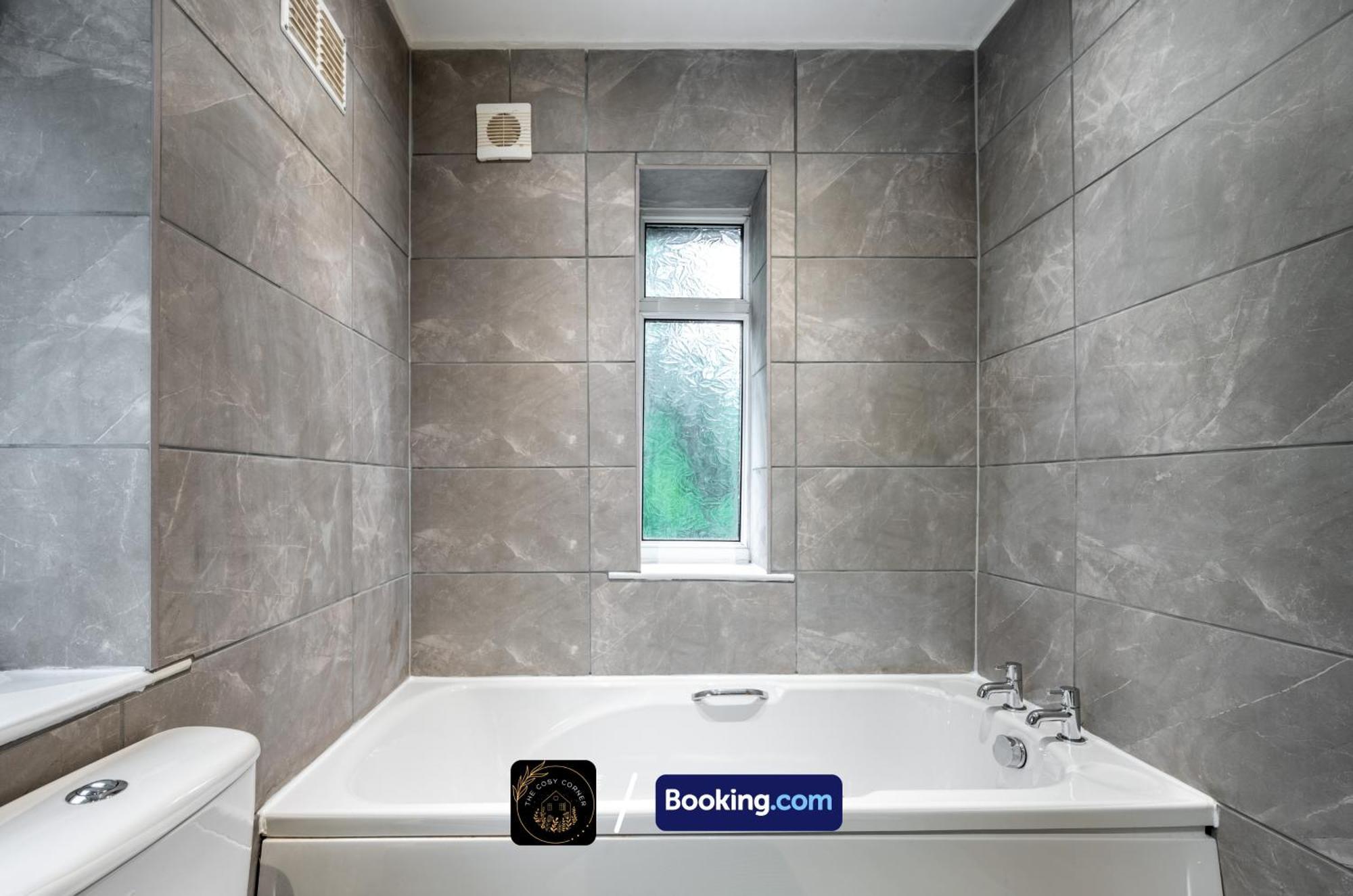 شقة Cosy 3-Bed House, Garden & Free Parking In Stretford مانشستر المظهر الخارجي الصورة