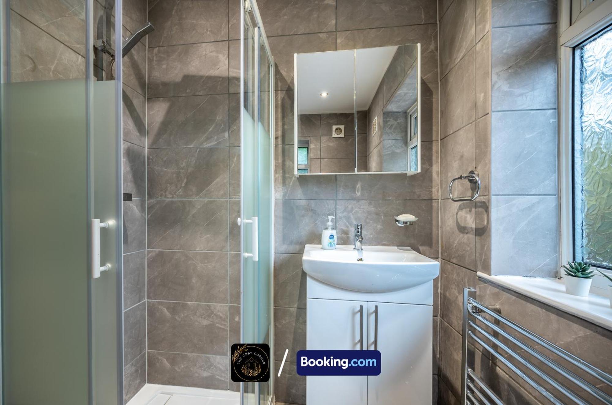 شقة Cosy 3-Bed House, Garden & Free Parking In Stretford مانشستر المظهر الخارجي الصورة